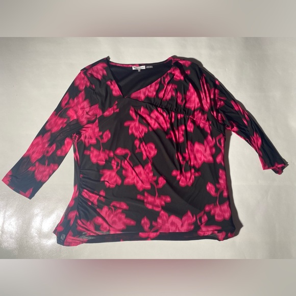 NEW Plus Size Calvin Klein Floral Mesh Asymmetric VNeck 3/4 Sleeve Ruched Top - Picture 2 of 9